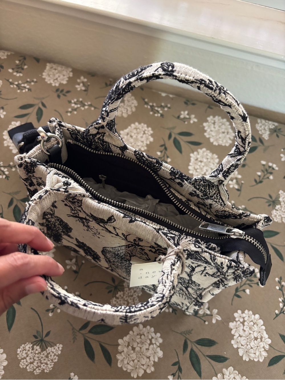 NWT, a new day Black & Cream Botanical Tote with Removable Strap, target - Picture 6 of 6
